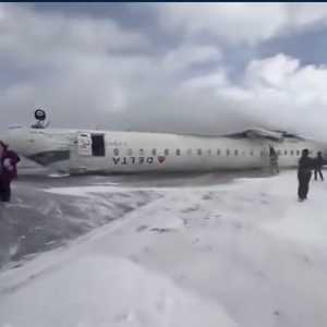 Pesawat Delta Airlines Tergelincir dan Terbalik di Bandara Toronto Kanada, 15 Luka