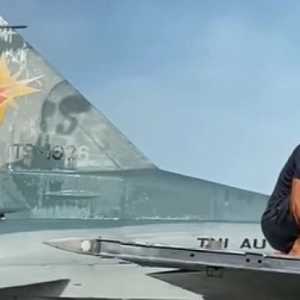 Viral Pesawat Tempur Jet F-16 TNI AU Dibersihkan Seperti Cuci Mobil