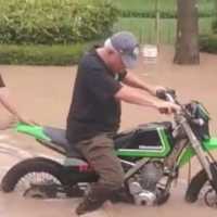 Viral Aksi Kepala Otorita IKN Pak Bas Terjang Banjir di Bekasi