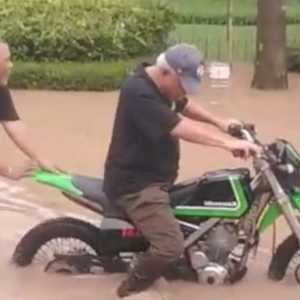 Viral Aksi Kepala Otorita IKN Pak Bas Terjang Banjir di Bekasi