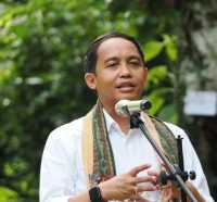 Viral Menhut Raja Juli Antoni Main Balak 6 Domino dengan Tersangka Pembalak Hutan