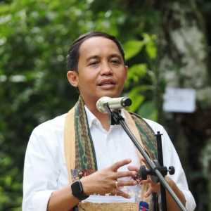 Viral Menhut Raja Juli Antoni Main Balak 6 Domino dengan Tersangka Pembalak Hutan