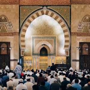 Sholat Tarawih 11 Rakaat, Mana yang Sah: Formasi 4-4-2 atau 2-2-2-2-2-1?