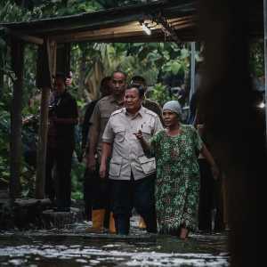 Potret Prabowo Subianto Terjang Banjir di Babelan Bekasi