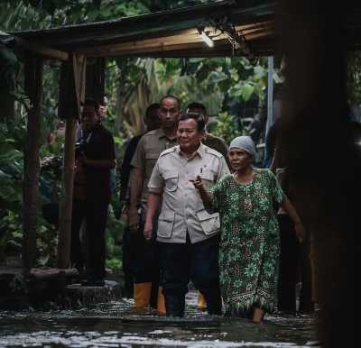 Potret Prabowo Subianto Terjang Banjir di Babelan Bekasi