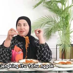 Viral YouTuber Tasyi Athasyia Sebut Indomie Goreng Aceh Berbau Kalajengking