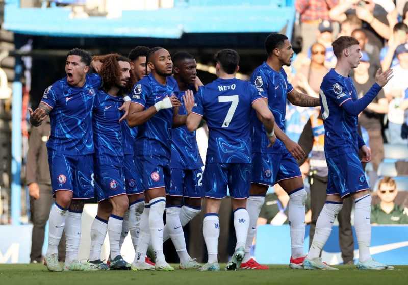     Chelsea vs Leicester City: selebrasi usai Marc Cucurella mencetak gol yang menjadi gol kemenangan The Blues (premierleague.com)