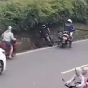 Viral Patwal Tendang Pemotor Hingga Masuk Selokan di Jalan Raya Puncak Bogor