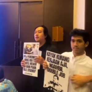 VIDEO Koalisi Masyarakat Geruduk Rapat DPR-Pemerintah Bahas RUU TNI di Hotel Mewah