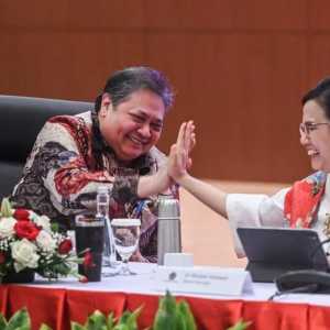 Airlangga Pastikan Sri Mulyani Tak Mundur Sebagai Menkeu