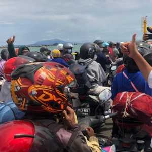 2 Pemudik Jatuh ke Laut Saat Berdesakan Naik Kapal di Pelabuhan Merak