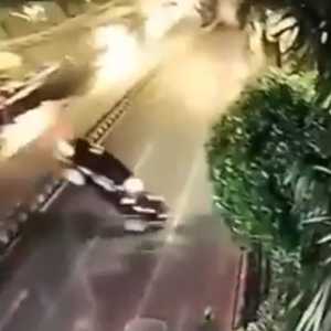 CCTV Momen Mobil BMW Terjun Bebas dari Tol Gresik yang Belum Jadi, Sopir Selamat!