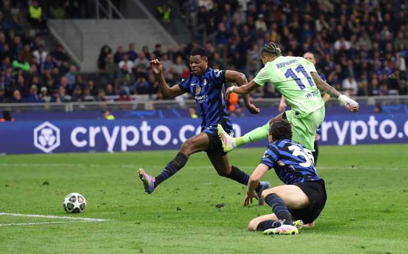     Inter Milan vs Barcelona 4-3: Gol Rapinha di menit 87 membawa Barcelona berbalik unggul 3-2 atas Inter (uefa.com)