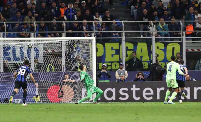     Inter Milan vs Barcelona 4-3: Francesco Acerbi menyamakan skor menjadi 3-3 di menit 90+3 sekaligus membuyarkan kemenangan Barcelona yang sudah di depan mata (uefa.com)