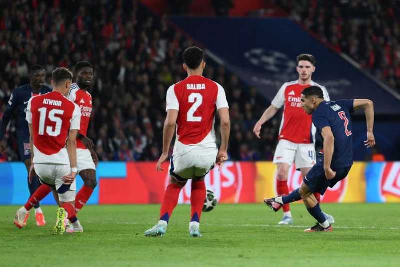     Paris Saint-Germain vs Arsenal 2-1: Achraf Hakimi mencetak gol kedua bagi PSG ke gawang Arsenal (uefa.com)