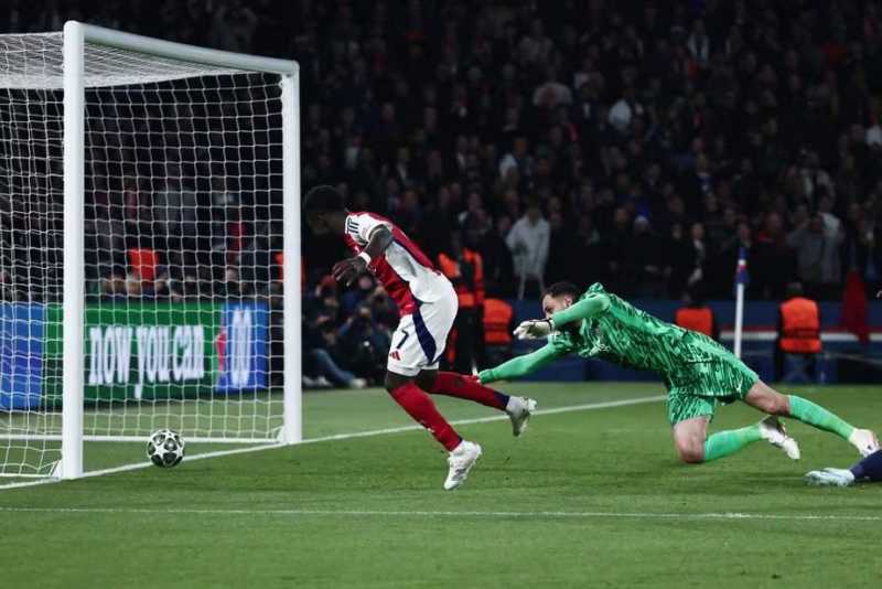     Paris Saint-Germain vs Arsenal 2-1: Bukayo Saka membuka asa bagi Arsenal usai menjebol gawang PSG (uefa.com)