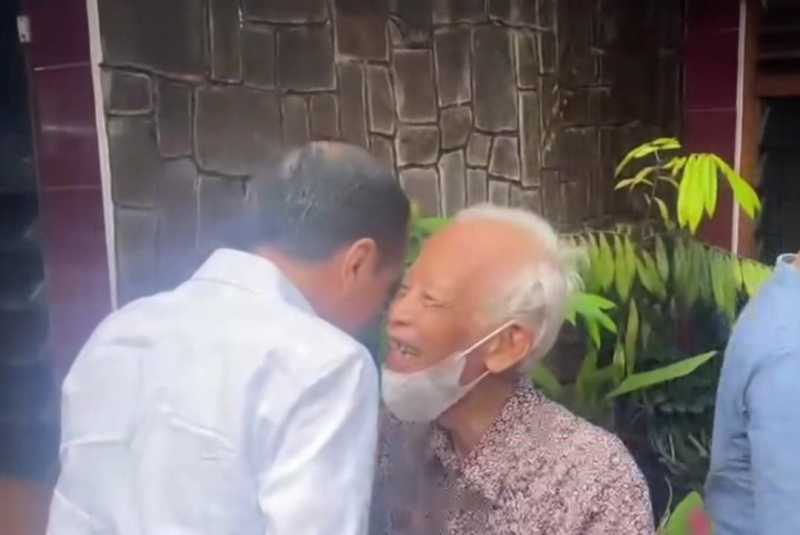     Presiden ke-7 RI, Joko Widodo mengunjungi rumah dosen pembimbingnya saat kuliah di Universitas Gadjah Mada