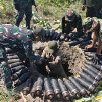 Viral Warga Ikut Bongkar Amunisi Kedaluwarsa Sebelum Dimusnahkan