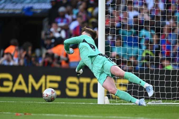     Aksi kiper Crystal Palace Dean Henderson menepis tendangan penalti winger Man City, Omar Marmoush (@emiratesFACup/x.com)