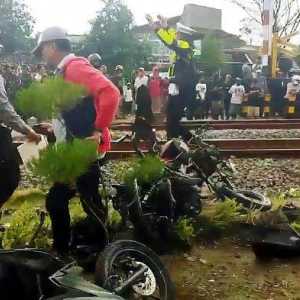 7 Motor Tertabrak KA Malioboro Ekspres di Magetan, 4 Orang Tewas
