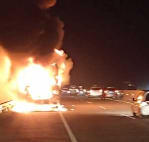 Bus Terbakar di Tol Cikampek, Aksi Heroik Polisi Selamatkan 50 Penumpang Disorot