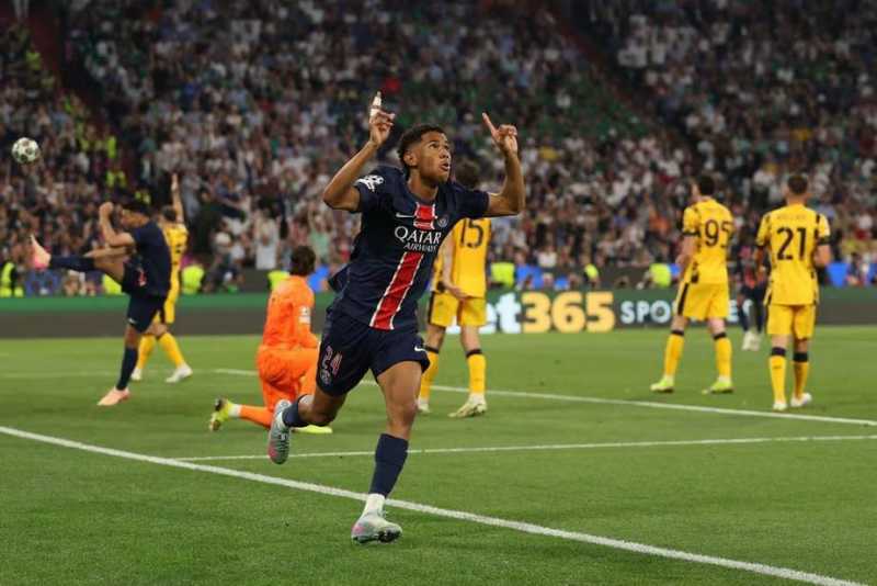     Senny Mayulu mencetak gol kelima Paris Saint-Germain ke gawang Inter Milan di final Liga Champions (uefa.com)