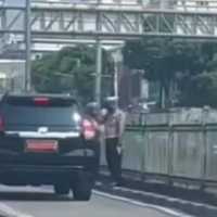 Viral 2 Polisi Beri Hormat Pemobil Pelat Merah yang Masuk Jalur Busway