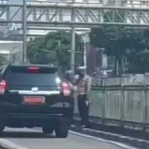 Viral 2 Polisi Beri Hormat Pemobil Pelat Merah yang Masuk Jalur Busway