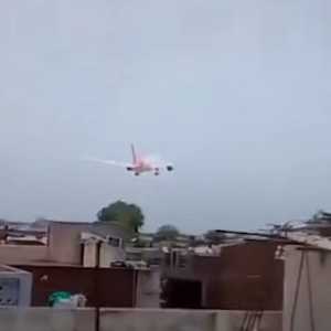 Pesawat Air India Jatuh Usai Lepas Landas, Bawa 242 Penumpang