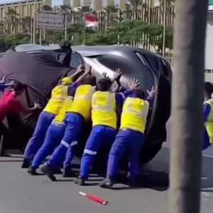Ferrari Jatuh Terguling dari Truk Towing di Tol Cengkareng