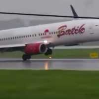 Viral Batik Air Mendarat Miring di Bandara Soetta, Ini Penjelasan Maskapai