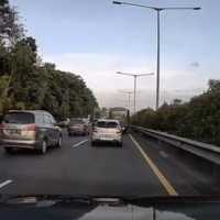 Heboh Balita Jatuh dari Bus Mabes AD di Tol JORR, Nyaris Terlindas Pemobil