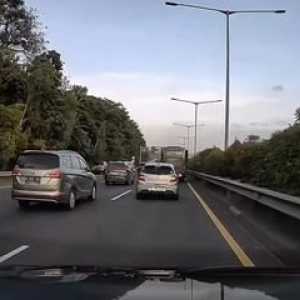 Heboh Balita Jatuh dari Bus Mabes AD di Tol JORR, Nyaris Terlindas Pemobil