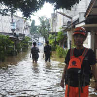 Hujan Deras di Jakarta: 6 RT dan 1 Ruas Jalan Banjir Hingga Nyaris 1 Meter