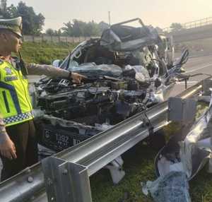 Kecelakaan Maut Tol Batang: Pajero Tabrak Truk, 3 Orang Tewas
