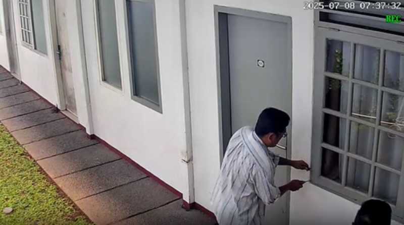    Rekaman CCTV penjaga kos membuka kamar Diplomat Kementerian Luar Negeri Arya Daru (Ist)