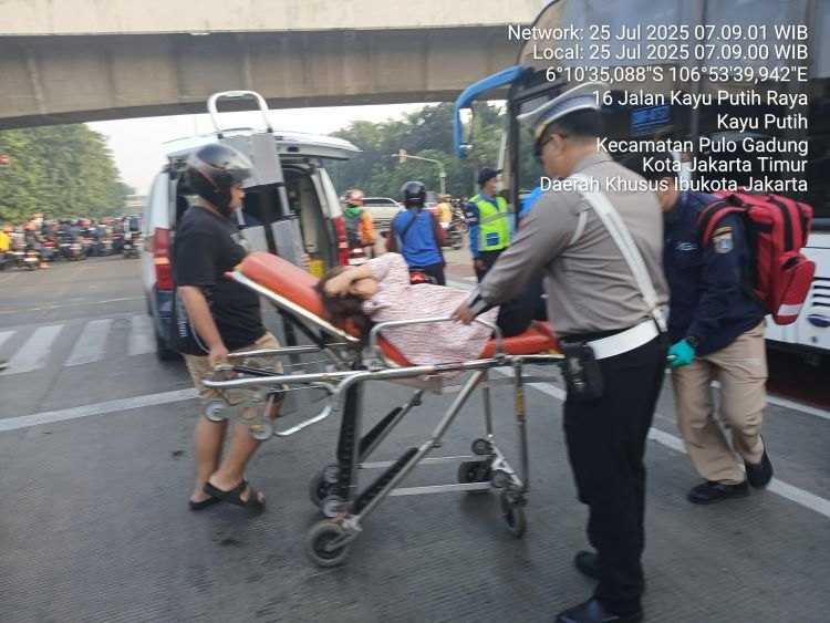 Korban kecelakaan beruntun di lampu merah Kepala Gading, Jalan Perintis Kemerdekaan, Jakarta Timur