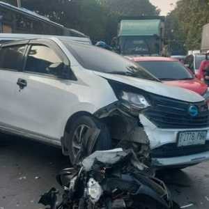 Kecelakaan Beruntun di Jl Perintis Kemerdekaan Jaktim, Ada Korban