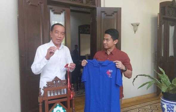     Presiden ke-7 RI Joko Widodo atau Jokowi pamer baju reuni Fakultas Kehutanan UGM (Ist)