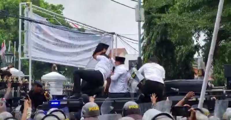     Bupati Sudewo dilempari sandal oleh massa  (Ist)