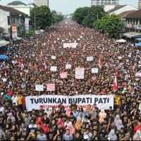 Demo Pati Ricuh: Mobil Polisi Dibakar, Bupati Sudewo Dilempar Sandal