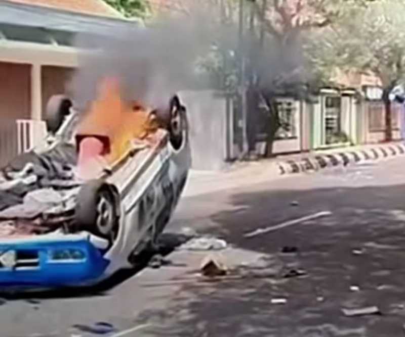     Massa membakar mobil polisi di sela demo menuntut Bupati Pati, Sudewo mundur (Ist)