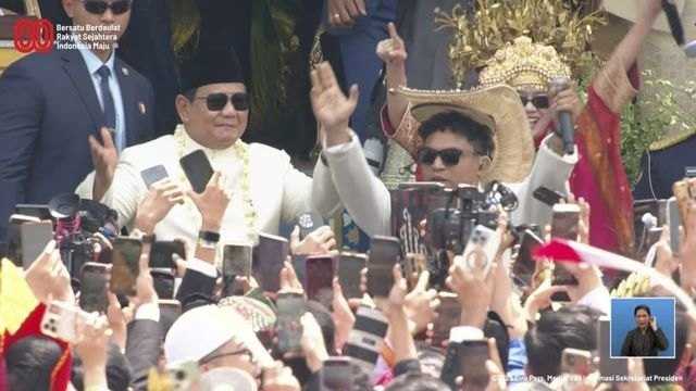     Presiden Prabowo Subianto ikut berjoget Tabola Bale di perayaan HUT ke-80 Kemerdekaan RI di Istana Merdeka, Jakarta (YouTube Sekretariat Presiden)
