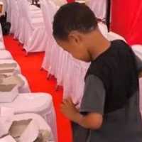 Miris, 2 Bocah di Gowa Ini Punguti Makanan Sisa Pejabat di HUT ke-80 RI