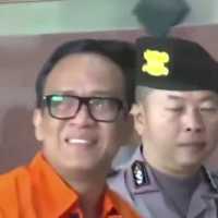 Pakai Rompi Oranye dan Tangan Diborgol, Wamenaker Noel Nangis di KPK