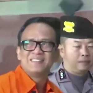 Pakai Rompi Oranye dan Tangan Diborgol, Wamenaker Noel Nangis di KPK