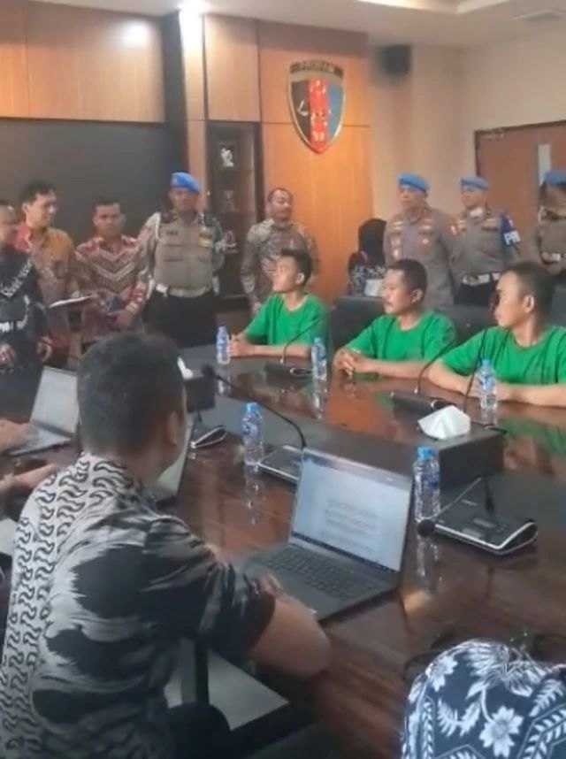     Komisioner Kompolnas Choirul Anam memantau pemeriksaan 7 anggota Brimob yang diduga menabrak dan melindas pengemudio ojol, Affan Kurniawan, hingga tewas dengan Rantis Brimob (@divisipropampolri)