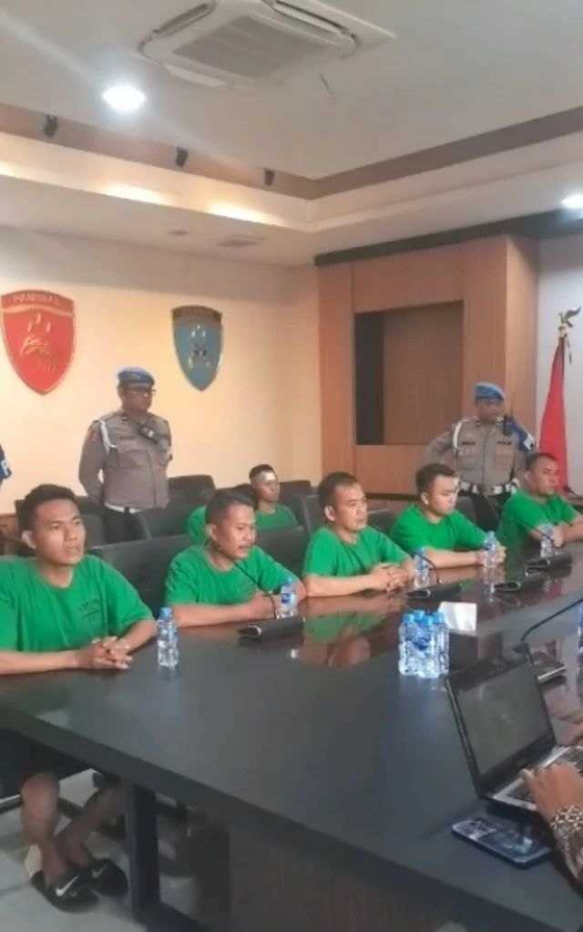     Tampang 7 anggota Brimob yang diduga tabrak dan lindas pengemudi ojek online, Affan Kurniawan, dengan menggunakan Rantis Brimob (@divisipropampolri)