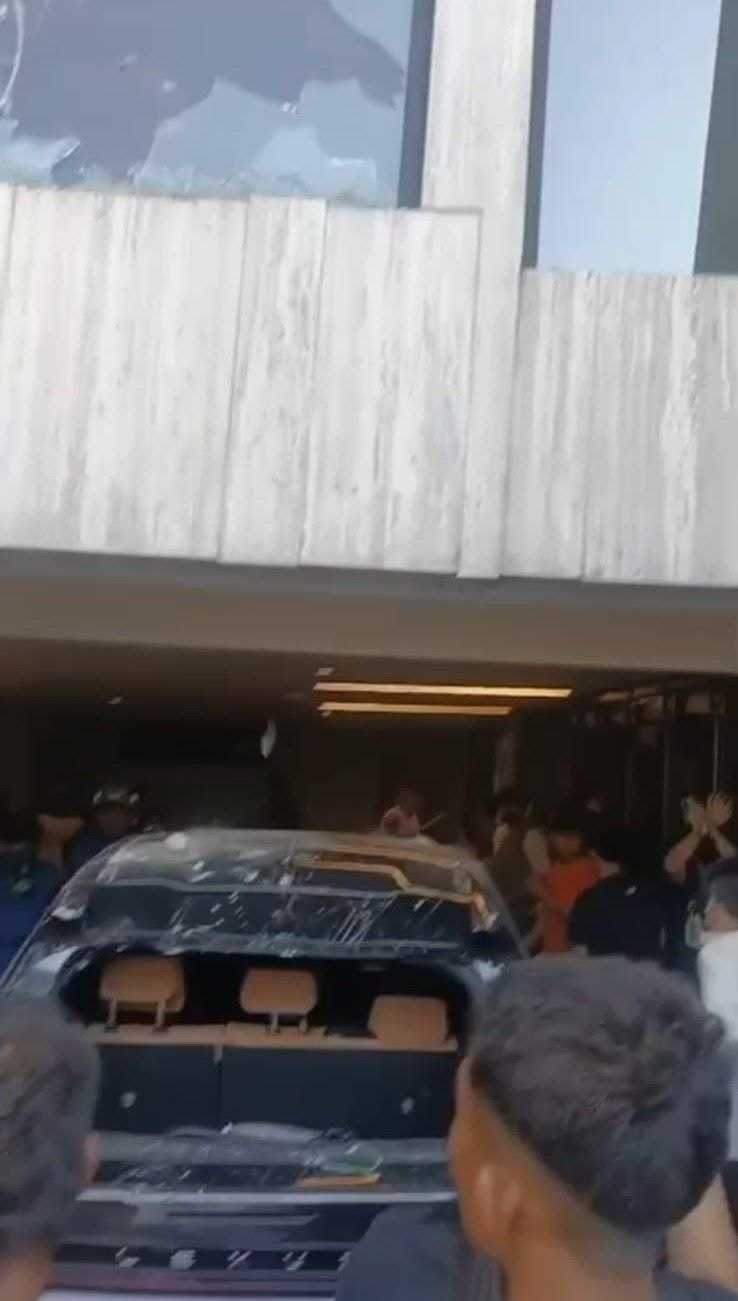     Massa hancurkan mobil mewah Ahmad Sahroni (newscast.id)