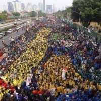 Viral Pria Diduga Intel Terekam dengan Wallpaper HP Polisi Berseragam saat Demo